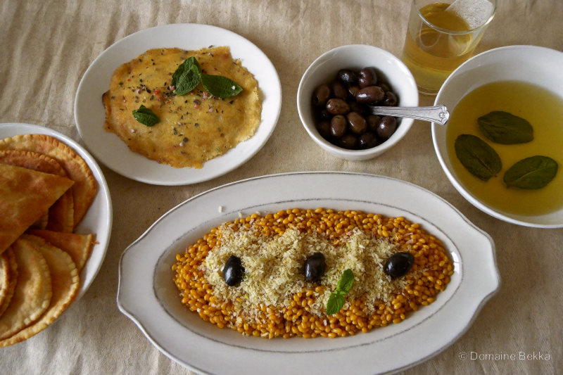 Table kabyle vue de haut : couscous, galette, huile et olives