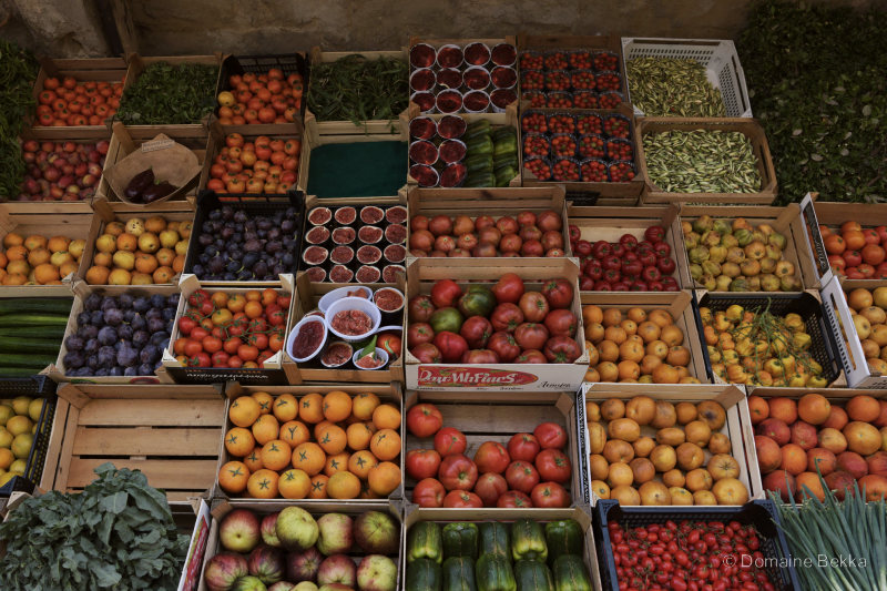 Étal de marché débordant de fruits et légumes de saison