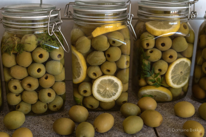 Bocaux d’olives vertes en saumure au citron et aux herbes