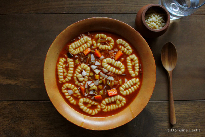 Berkoukes : gros grains de semoule en bouillon rouge aux légumes