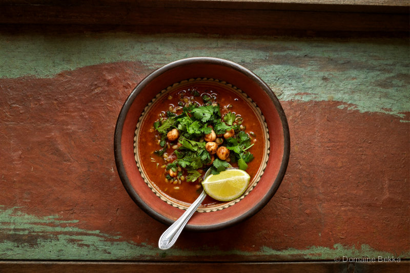 Chorba frik : soupe rouge au blé vert, coriandre et citron
