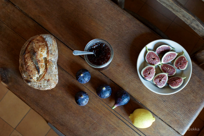 Confiture de figues du verger, figues fraîches et pain
