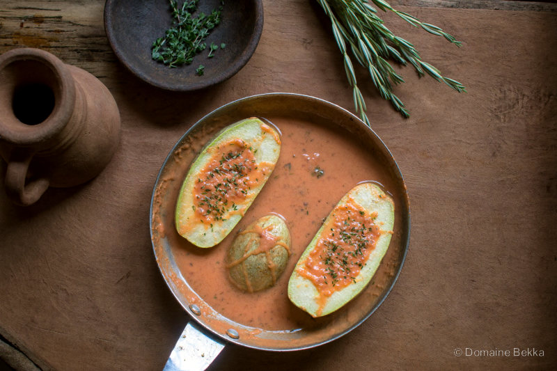 Courgettes du potager farcies, sauce tomate légère
