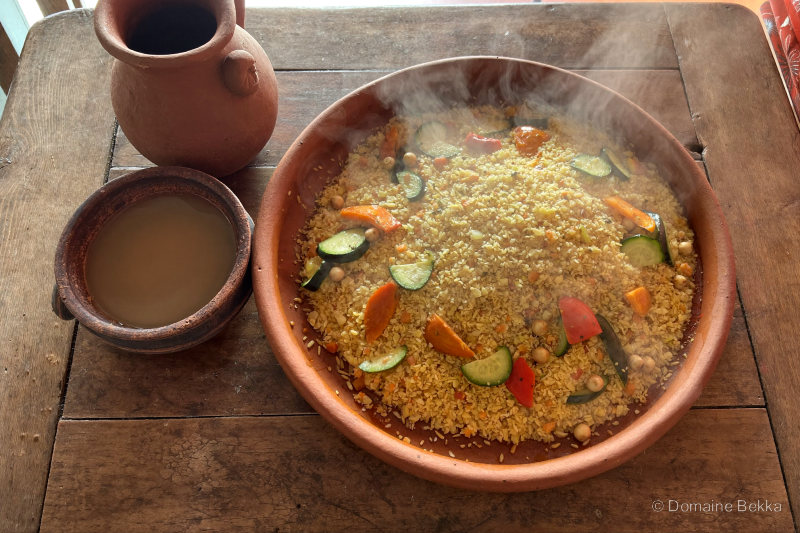 Couscous kabyle fumant aux légumes d’été dans son plat de terre