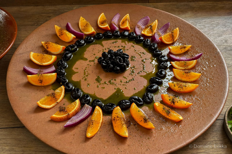 Salade d’oranges en rosace, olives noires et huile d’olive