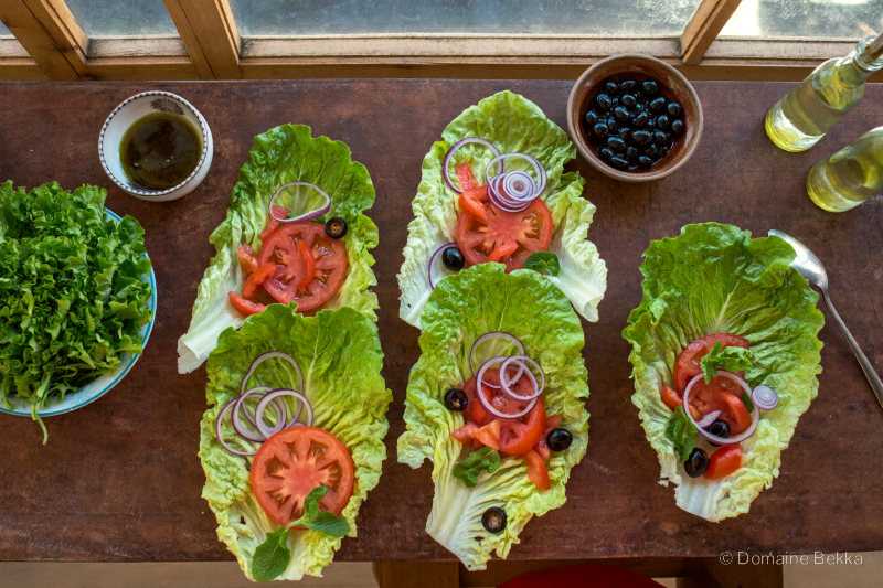 Salade du potager : laitue, tomates, oignon doux et olives