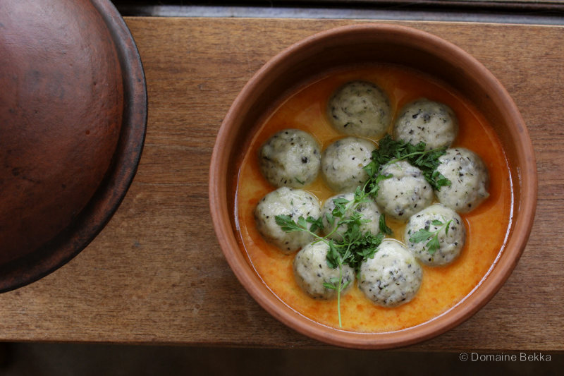 Tikourbabine : boulettes de semoule aux herbes en sauce claire
